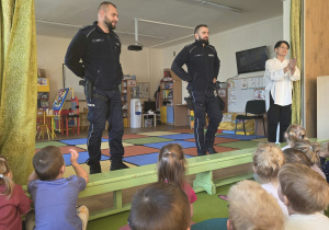 Policjanci rozmawiają z dziećmi.