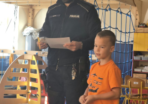 Chłopiec wręcza podziękowania.