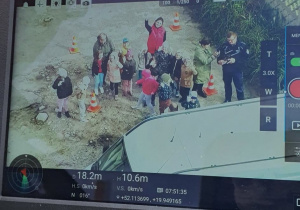 Dzieci w kamerze drona.