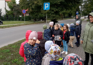 Dzieci przyglądają się znakom drogowym.