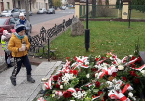 złożenie znicza przed pomnikiem Józefa Piłsudskiego