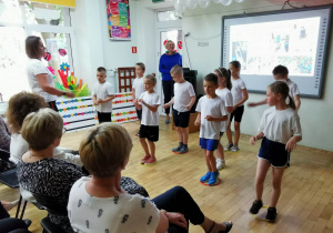 występ dzieci ze Stokrotek w ramach zajęć "Sprawne przedszkolaki" pod okiem pani E. Dylik
