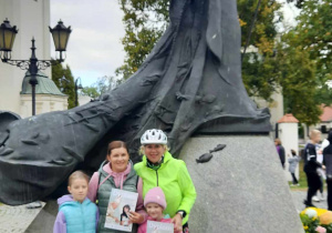 Pod pomnikiem Jana Pawła II