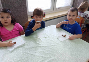Dzieci jedzą ciasto.
