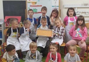 Dzieci prezentują przygotowane ciasto.