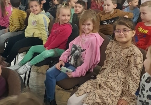 Dzieci w oczekiwaniu na przedstawienie.