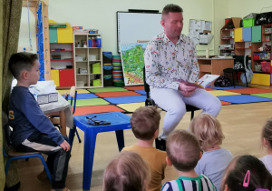 pan Doktor czyta dzieciom bajkę a obok junior - Mieszko:)