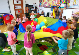 Wspólne zabawy z chustą animacyjną i balonami.