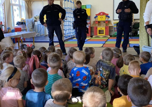 policjanci opowiadają o zasadach bezpieczeństwa na drodze.