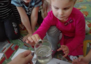 Jak wyjąć spinacz ze szklanki bez wkładania rąk do wody?
