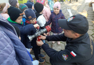 wizyta strażaków w przedszkolu