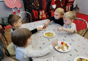 Dzieci robią czekoladę.