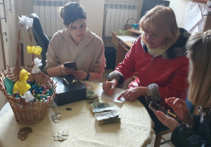 komisja liczy pieniążki z kiermaszu dla Adasia i Kubusia
