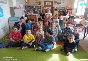 dzieci słuchają czytanej bajki