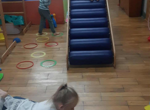 Rozwijanie równowagi oraz usprawnianie koordynacji wrokowo-ruchowej.