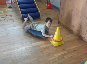 Stymulacja przedsionkowa i koordynacja wzrokowo-ruchowa, oraz wzmocnienie obręczy barkowej .