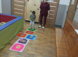 Ćwiczenia reakcji posturalnych z wykorzystaniem jeży sensorycznych, dużych klocków fakturowych.