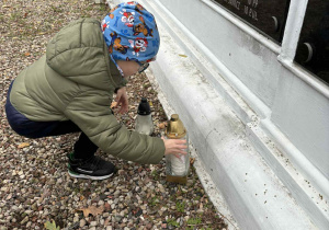 Kulturalne zachowanie w miejscu ciszy i zadumy