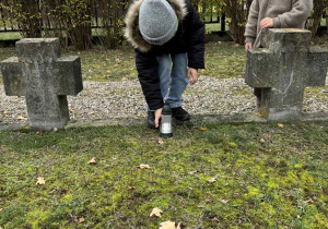Kulturalne zachowanie w miejscu ciszy i zadumy