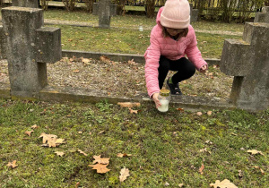 Kulturalne zachowanie w miejscu ciszy i zadumy