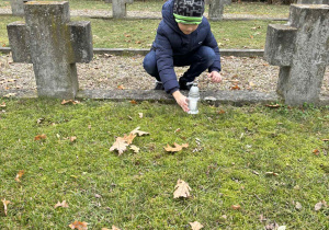 Kulturalne zachowanie w miejscu ciszy i zadumy