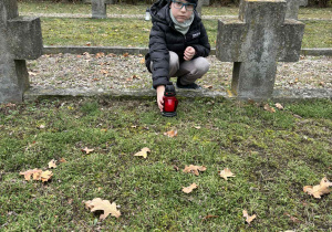 Kulturalne zachowanie w miejscu ciszy i zadumy