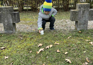 Kulturalne zachowanie w miejscu ciszy i zadumy