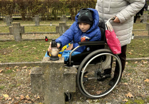 Kulturalne zachowanie w miejscu ciszy i zadumy