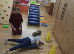 Stymulacja przedsionkowa oraz wzmocnienie obręczy barkowej i koordynacji wzrokowo-ruchowej.