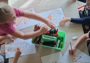 Lisek z kropeki kresek.