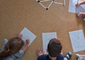 Żabki rysują lisa.