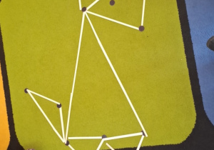 Układamy liska z kropek i kresek.