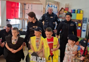 W ubraniach bojowych.