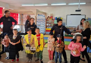 Pszczółki z policjantami.