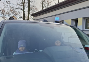 Za kierownicą wozu policyjnego.
