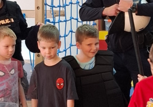 Chłopcy w przebraniach.