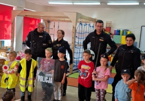 Dzieci z policjantami.