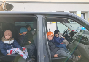 Chłopcy w wozie policyjnym.