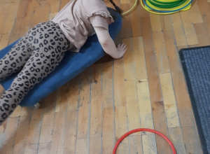 Stymulacja czucia głębokiego oraz układu przedsionkowego.