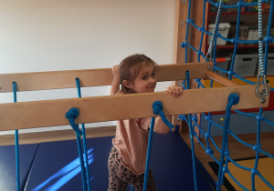 ćwiczenia równowagi na kładce podwieszanej