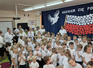 Cała Polska śpiewa hymn.