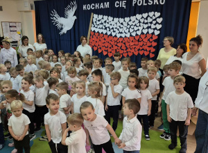 Cała Polska śpiewa hymn.