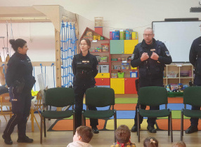 Wizyta policjantów i psa Neo.