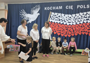 nagrodę odbiera Jagusia