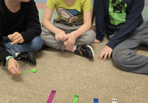 Dzieci ćwiczą artkulację wyrazów dźwiękonaśladowczych.