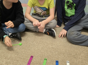 "Dmuchamy, chuchamy, mowę poprawiamy"- zabawy oddechowe.