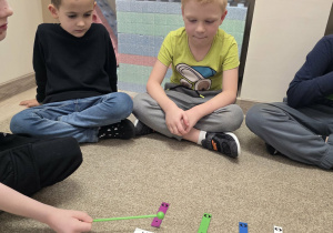 Dzieci ćwiczą artkulację wyrazów dźwiękonaśladowczych.