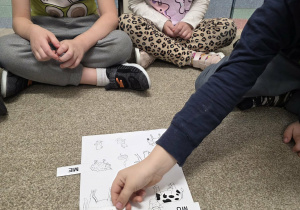 Dzieci ćwiczą artkulację wyrazów dźwiękonaśladowczych.