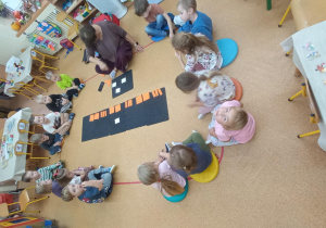 Dzieci wyklaskują widoczny rytm.