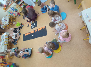 "Co tak gra? Co tak gra"- zabawy rozwijające poczucie rytmu oraz słuchu fonematyczego.